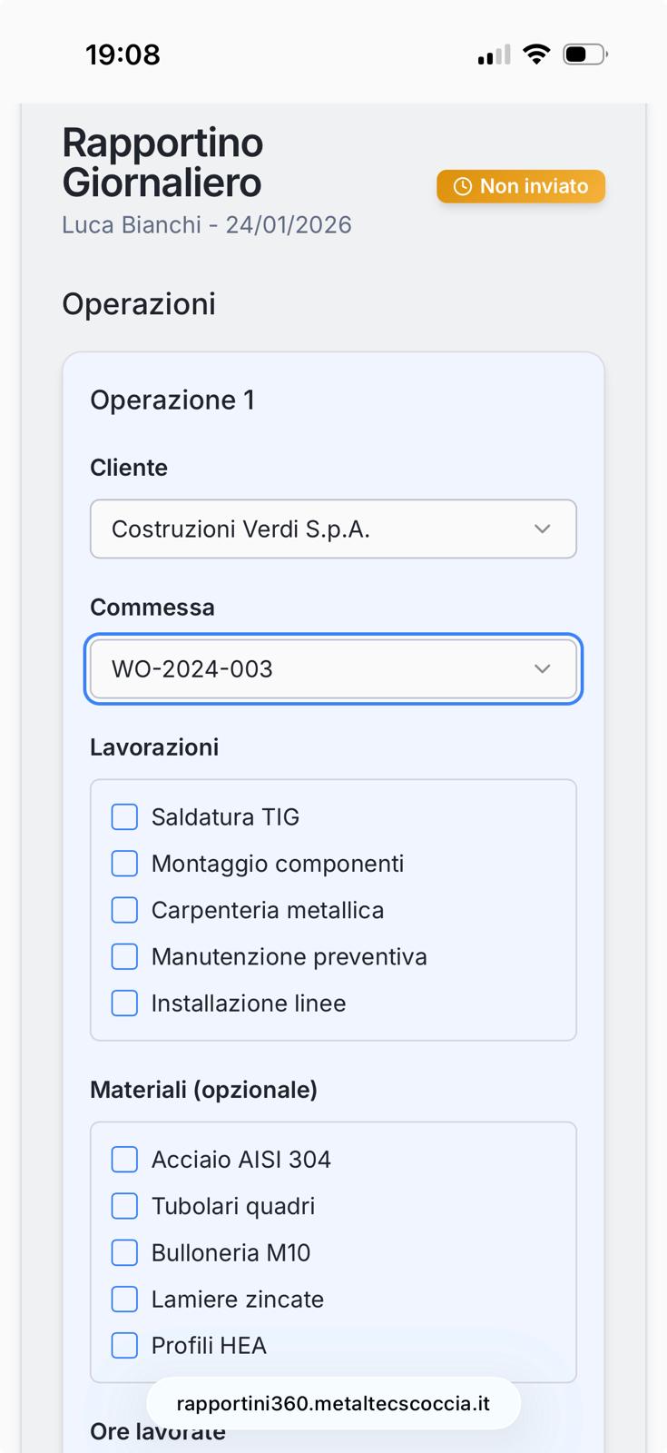 Operaio che compila rapportino giornaliero da smartphone sul cantiere con Rapportini360