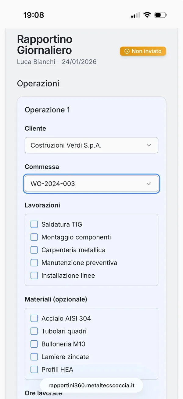 Operaio che compila rapportino giornaliero da smartphone sul cantiere con Rapportini360
