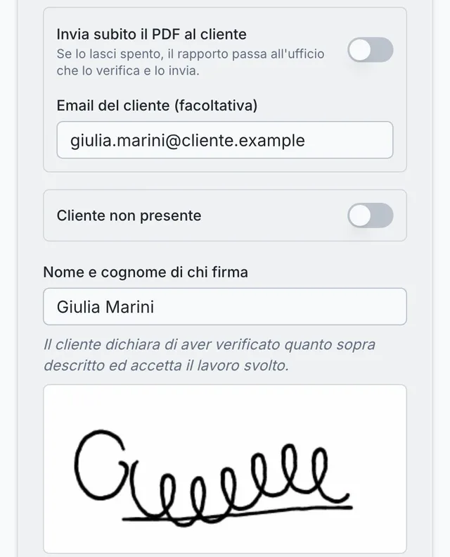 Firma del cliente sul telefono alla fine del rapporto di intervento